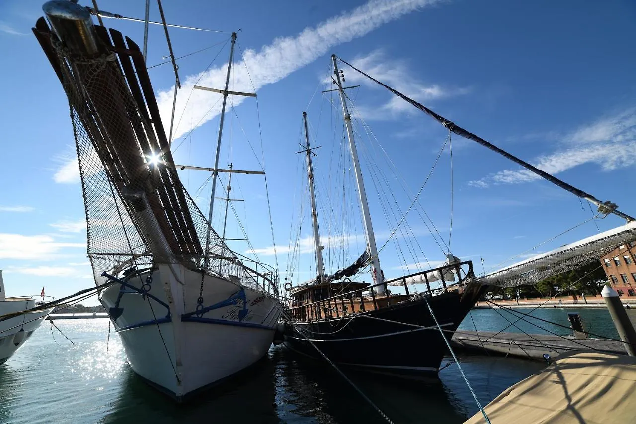 Hotel Venezia Boat & Breakfast Caicco Freedom Hotel en barco